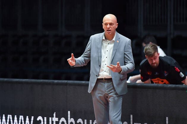 Chemnitz, Deutschland 12. Februar 2021: BBL - 2020 2021 - Niners Chemnitz vs. Brose Bamberg Trainer Rodrigo Pastore (Chemnitz), Copyright: xFotostandx xDostmannx