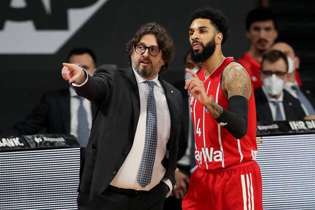 Trainer Andrea Trinchieri (FCBB) und D.J. Seeley (FCBB) waehrend dem 18.Spieltag in der Beko BBL Bundesliga am 12.02.2021. GER, Basketballl, Beko BBL Bundesliga, FC Bayern Basketball gegen Fraport Skyliners, 12.02.2021 Muenchen Copyright: xMarcelxEngelbrechtx Eibner-Pressefotox EP_met