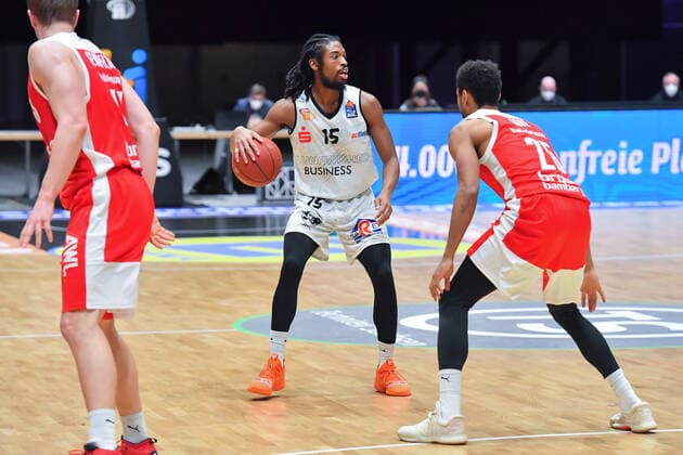 Chemnitz, Deutschland 12. Februar 2021: BBL - 2020 2021 - Niners Chemnitz vs. Brose Bamberg v. li. im Zweikampf Marcus Thornton (Chemnitz), Kenneth Ogbe (Bamberg), Copyright: xFotostandx xDostmannx
