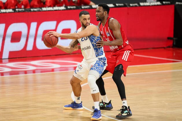 Rasheed Moore (Skyliners) und JaJuan Johnson (FCBB) waehrend dem 18.Spieltag in der Beko BBL Bundesliga am 12.02.2021. GER, Basketballl, Beko BBL Bundesliga, FC Bayern Basketball gegen Fraport Skyliners, 12.02.2021 Muenchen Copyright: xMarcelxEngelbrechtx Eibner-Pressefotox EP_met