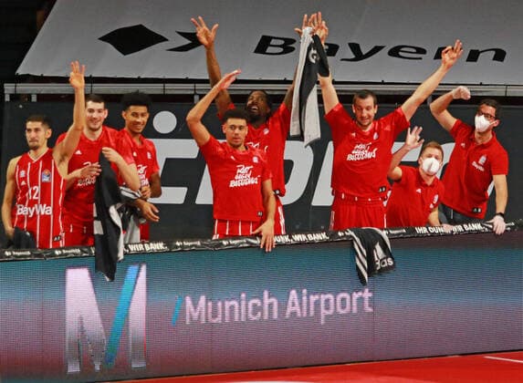 v.l.: 12 Diego Flaccadori, Matej Rudan, Jason George, 2 Wade Baldwin, 8 Jalen Reynolds, 16 Paul Zipser FCBB, Jubeln Jubel, Mannschaftsjubel Basketball, 1. Bundesliga, BBL, FC Bayern München, Fraport Skyliners Frankfurt, Audi Dome, 12.02.2021 FOTO: Mladen Lackovic LakoPress