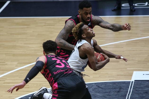 Basketball: Deutschland, 1. Bundesliga, Hamburg Towers - Telekom Baskets Bonn, Hamburg, 12.02.2021 Isaiah Philmore (vorne) und James Thompson IV (beide Bonn, hinten) - TJ Shorts (Towers, M.)