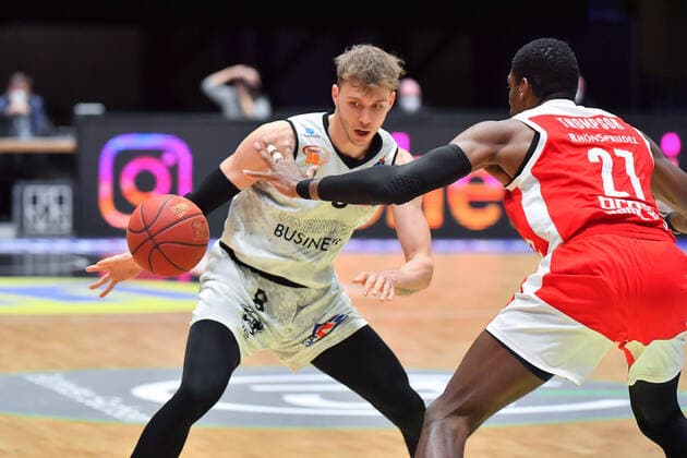 Chemnitz, Deutschland 12. Februar 2021: BBL - 2020 2021 - Niners Chemnitz vs. Brose Bamberg v. li. im Zweikampf Jan Niklas Wimberg (Chemnitz), Shevon Thompson (Bamberg), Copyright: xFotostandx xDostmannx
