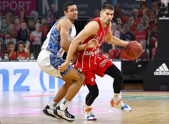 12.02.2021, xemx, Basketball BBL Bundesliga, FC Bayern Muenchen Basketball - Fraport Skyliners emspor, v.l. Len Schoormann (Fraport Skyliners), Diego Flaccadori (FC Bayern Basketball) Zweikampf, Duell, Kampf, tackle Muenchen