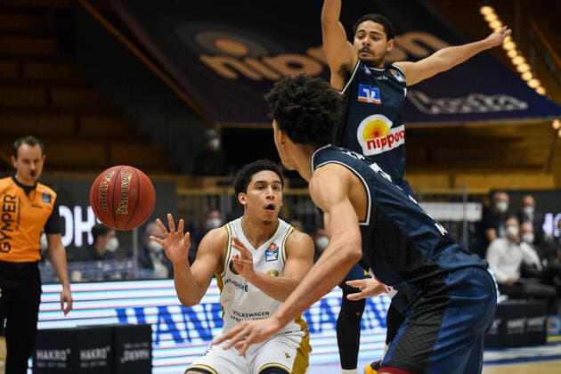 James Robinson (Basketball Loewen Braunschweig) im Zweikampf mit Trae Bell-Haynes (HAKRO Merlins Crailsheim), dahinter Nimrod Hilliard (HAKRO Merlins Crailsheim), GER, HAKRO Merlins Crailsheim vs. Basketball Loewen Braunschweig, 12.02.2021, 18. Spieltag easycredit Basketball Bundesliga, Spielzeit 2020 2021. GER, HAKRO Merlins Crailsheim vs. Basketball Loewen Braunschweig, 12.02.2021, 18. Spieltag easycredit Basketball Bundesliga, Spielzeit 2020 2021 Crailsheim Copyright: xEibnerxPressefoto MichaelxMemmlerx EP_MMR