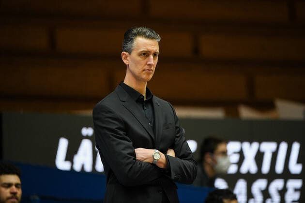 Pete Strobl (Basketball Loewen Braunschweig) beobachtet das Spiel, GER, HAKRO Merlins Crailsheim vs. Basketball Loewen Braunschweig, 12.02.2021, 18. Spieltag easycredit Basketball Bundesliga, Spielzeit 2020 2021. GER, HAKRO Merlins Crailsheim vs. Basketball Loewen Braunschweig, 12.02.2021, 18. Spieltag easycredit Basketball Bundesliga, Spielzeit 2020 2021 Crailsheim Copyright: xEibnerxPressefoto MichaelxMemmlerx EP_MMR