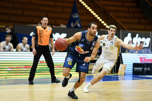 Elias Lasisi (HAKRO Merlins Crailsheim) im Zweikampf mit Lukas Wank (Basketball Loewen Braunschweig), GER, HAKRO Merlins Crailsheim vs. Basketball Loewen Braunschweig, 12.02.2021, 18. Spieltag easycredit Basketball Bundesliga, Spielzeit 2020 2021. GER, HAKRO Merlins Crailsheim vs. Basketball Loewen Braunschweig, 12.02.2021, 18. Spieltag easycredit Basketball Bundesliga, Spielzeit 2020 2021 Crailsheim Copyright: xEibnerxPressefoto MichaelxMemmlerx EP_MMR