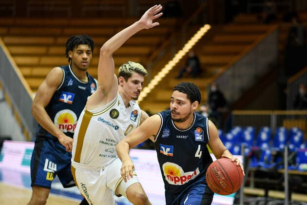 Nimrod Hilliard (HAKRO Merlins Crailsheim) im Zweikampf mit Lukas Wank (Basketball Loewen Braunschweig), GER, HAKRO Merlins Crailsheim vs. Basketball Loewen Braunschweig, 12.02.2021, 18. Spieltag easycredit Basketball Bundesliga, Spielzeit 2020 2021. GER, HAKRO Merlins Crailsheim vs. Basketball Loewen Braunschweig, 12.02.2021, 18. Spieltag easycredit Basketball Bundesliga, Spielzeit 2020 2021 Crailsheim Copyright: xEibnerxPressefoto MichaelxMemmlerx EP_MMR