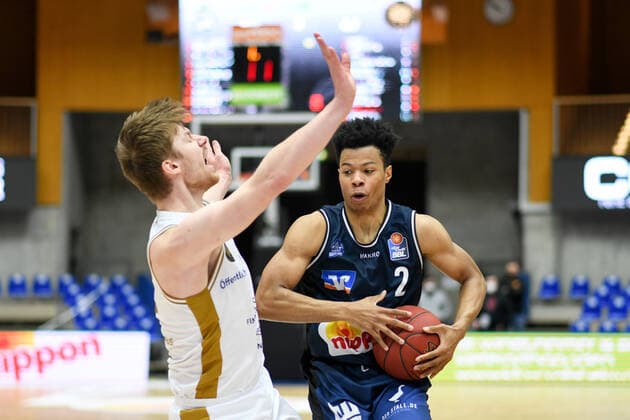 Trae Bell-Haynes (HAKRO Merlins Crailsheim) foult Martin Peterka (Basketball Loewen Braunschweig), GER, HAKRO Merlins Crailsheim vs. Basketball Loewen Braunschweig, 12.02.2021, 18. Spieltag easycredit Basketball Bundesliga, Spielzeit 2020 2021. GER, HAKRO Merlins Crailsheim vs. Basketball Loewen Braunschweig, 12.02.2021, 18. Spieltag easycredit Basketball Bundesliga, Spielzeit 2020 2021 Crailsheim Copyright: xEibnerxPressefoto MichaelxMemmlerx EP_MMR