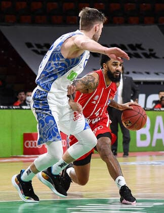 12.02.2021, xemx, Basketball BBL Bundesliga, FC Bayern Muenchen Basketball - Fraport Skyliners emspor, v.l. Rasheed Moore (Fraport Skyliners), Dennis Jerome Seeley (FC Bayern Basketball) Zweikampf, Duell, Kampf, tackle Muenchen
