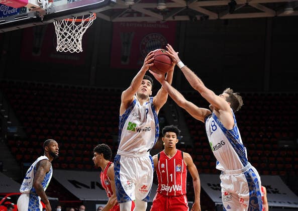 12.02.2021, xemx, Basketball BBL Bundesliga, FC Bayern Muenchen Basketball - Fraport Skyliners emspor, v.l. Bruno Vrcic (Fraport Skyliners), Joe Rahon (Fraport Skyliners) Muenchen