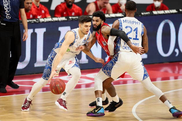 Bruno Vrcic (Skyliners) und D.J. Seeley (FCBB) waehrend dem 18.Spieltag in der Beko BBL Bundesliga am 12.02.2021. GER, Basketballl, Beko BBL Bundesliga, FC Bayern Basketball gegen Fraport Skyliners, 12.02.2021 Muenchen Copyright: xMarcelxEngelbrechtx Eibner-Pressefotox EP_met
