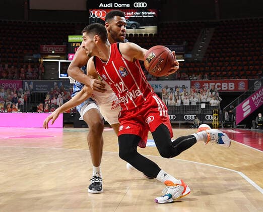 12.02.2021, xemx, Basketball BBL Bundesliga, FC Bayern Muenchen Basketball - Fraport Skyliners emspor, v.l. Jordan Samare (Fraport Skyliners) und Diego Flaccadori (FC Bayern Basketball) Zweikampf, Duell, Kampf, tackle Muenchen
