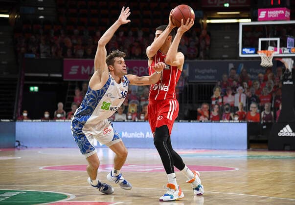 12.02.2021, xemx, Basketball BBL Bundesliga, FC Bayern Muenchen Basketball - Fraport Skyliners emspor, v.l. Joe Rahon (Fraport Skyliners) iund Diego Flaccadori (FC Bayern Basketball) Zweikampf, Duell, Kampf, tackle Muenchen