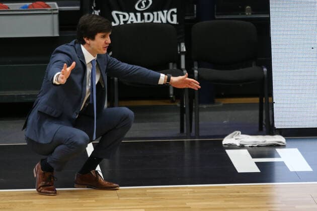 Basketball: Deutschland, 1. Bundesliga, Hamburg Towers - Telekom Baskets Bonn, Hamburg, 12.02.2021 Trainer Pedro Calles (Towers)