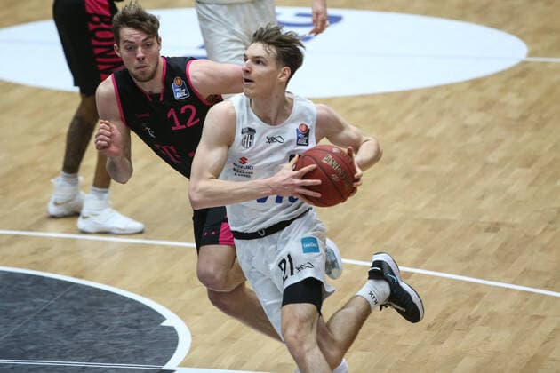 Basketball: Deutschland, 1. Bundesliga, Hamburg Towers - Telekom Baskets Bonn, Hamburg, 12.02.2021 Kilian Binapfl (Bonn, l.) - Justus Hollatz (Towers)