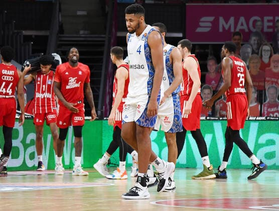 12.02.2021, xemx, Basketball BBL Bundesliga, FC Bayern Muenchen Basketball - Fraport Skyliners emspor, v.l. Mannschaft, Spieler, enttaeuscht, enttaeuscht schauend, dissapointed Muenchen