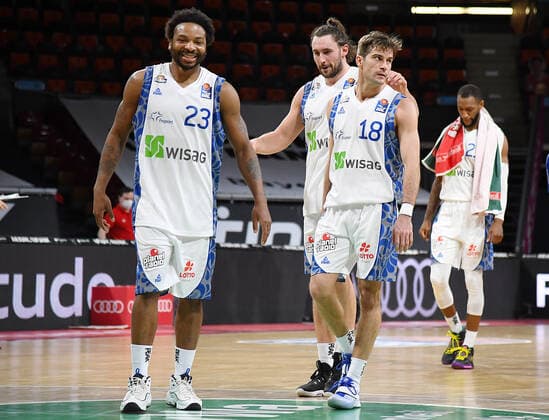 12.02.2021, xemx, Basketball BBL Bundesliga, FC Bayern Muenchen Basketball - Fraport Skyliners emspor, v.l. Mannschaft, Spieler, enttaeuscht, enttaeuscht schauend, dissapointed Muenchen