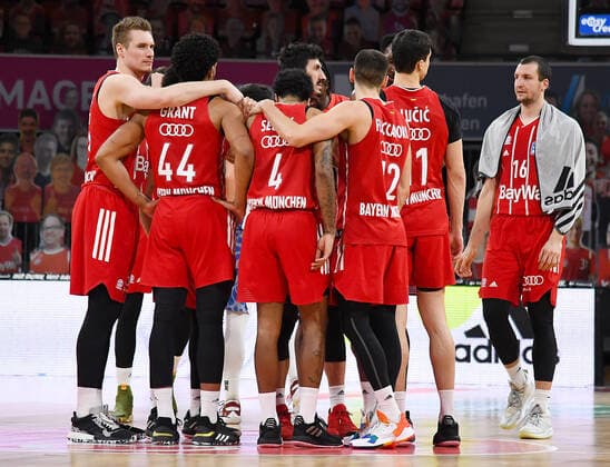 12.02.2021, xemx, Basketball BBL Bundesliga, FC Bayern Muenchen Basketball - Fraport Skyliners emspor, v.l. jubeln jubelt nach Spielende celebrate at the end of the match. Muenchen