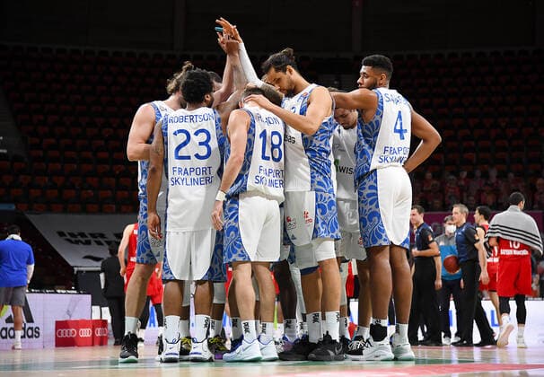 12.02.2021, xemx, Basketball BBL Bundesliga, FC Bayern Muenchen Basketball - Fraport Skyliners emspor, v.l. Mannschaft, Spieler, enttaeuscht, enttaeuscht schauend, dissapointed Muenchen