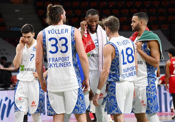 12.02.2021, xemx, Basketball BBL Bundesliga, FC Bayern Muenchen Basketball - Fraport Skyliners emspor, v.l. Mannschaft, Spieler, enttaeuscht, enttaeuscht schauend, dissapointed Muenchen
