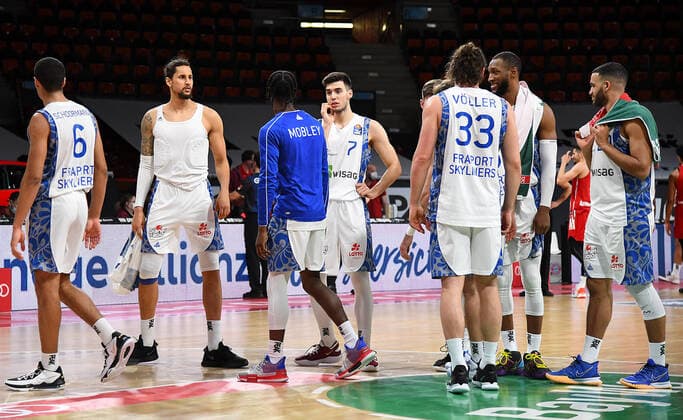12.02.2021, xemx, Basketball BBL Bundesliga, FC Bayern Muenchen Basketball - Fraport Skyliners emspor, v.l. Mannschaft, Spieler, enttaeuscht, enttaeuscht schauend, dissapointed Muenchen