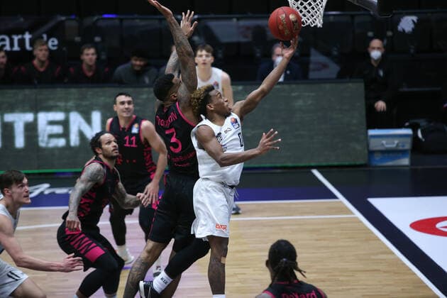 Basketball: Deutschland, 1. Bundesliga, Hamburg Towers - Telekom Baskets Bonn, Hamburg, 12.02.2021 James Thompson IV (Bonn, l.) - TJ Shorts (Towers)
