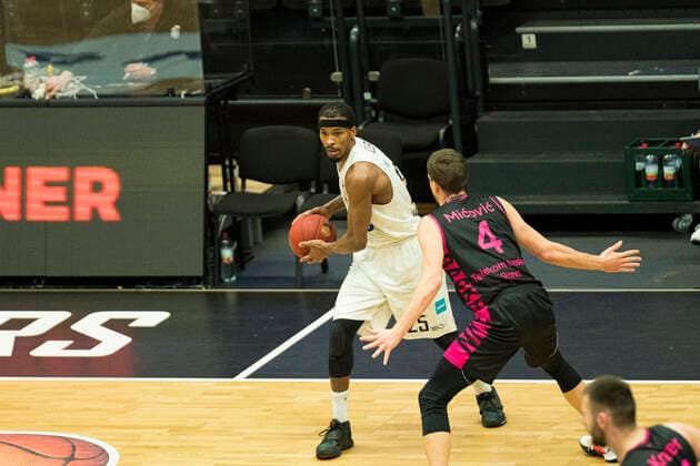easyCredit Basketball Bundesliga, Hamburg, 12.02.2021 easyCredit Basketball Bundesliga, Hamburg Towers vs. Telekom Basket Bonn, Spielaufbau druch Terry Allen ( 25 Hamburg Towers) Copyright: xBEAUTIFULxSPORTS Mohwinkelx
