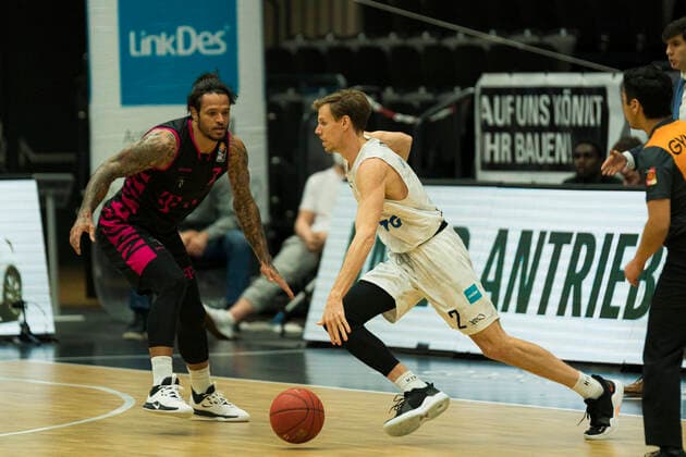 easyCredit Basketball Bundesliga, Hamburg, 12.02.2021 easyCredit Basketball Bundesliga, Hamburg Towers vs. Telekom Basket Bonn, Jordan Swing ( 2 Hamburg Towers) im Angriff gegen Chris Babb ( 7 Telekom Baskets Bonn) Copyright: xBEAUTIFULxSPORTS Mohwinkelx