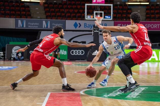D. Seeley 4 (FC Bayern), Joe Rahon 18 (Fraport Skyliner), FC Bayern Basketball vs. Fraport Skyliners, BBL, 12.02.2021 Muenchen Bayern Deutschland