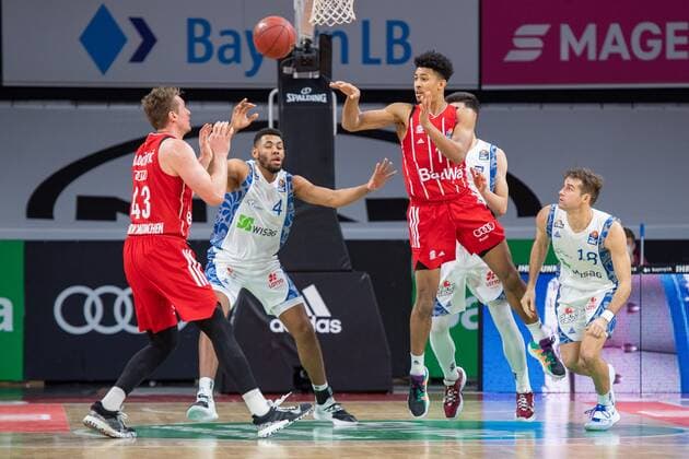 Jordan Samare 4 (Fraport Skyliner), Jason George 1 (FC Bayern), FC Bayern Basketball vs. Fraport Skyliners, BBL, 12.02.2021 Muenchen Bayern Deutschland