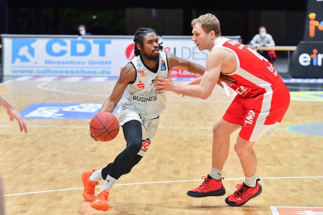 Chemnitz, Deutschland 12. Februar 2021: BBL - 2020 2021 - Niners Chemnitz vs. Brose Bamberg v. li. im Zweikampf Marcus Thornton (Chemnitz), Christian Sengfelder (Bamberg), Copyright: xFotostandx xDostmannx