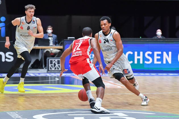 Chemnitz, Deutschland 12. Februar 2021: BBL - 2020 2021 - Niners Chemnitz vs. Brose Bamberg v. li. im Zweikampf Devon Hall (Bamberg), George King (Chemnitz), Copyright: xFotostandx xDostmannx