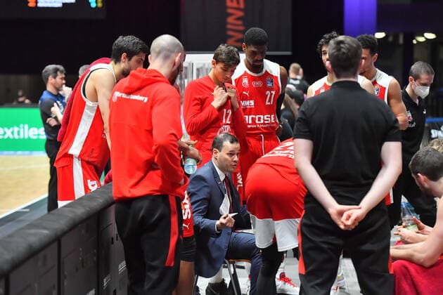 Chemnitz, Deutschland 12. Februar 2021: BBL - 2020 2021 - Niners Chemnitz vs. Brose Bamberg Mannschaftsbesprechung von Brose Bamberg mit Trainer Johan Roijakkers (Bamberg), Copyright: xFotostandx xDostmannx