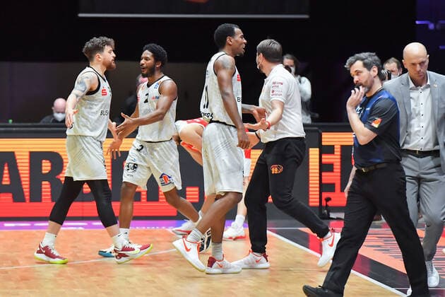 Chemnitz, Deutschland 12. Februar 2021: BBL - 2020 2021 - Niners Chemnitz vs. Brose Bamberg Jubel der Spieler von den Niners Chemnitz nach dem 85:82 Sieg Copyright: xFotostandx xDostmannx