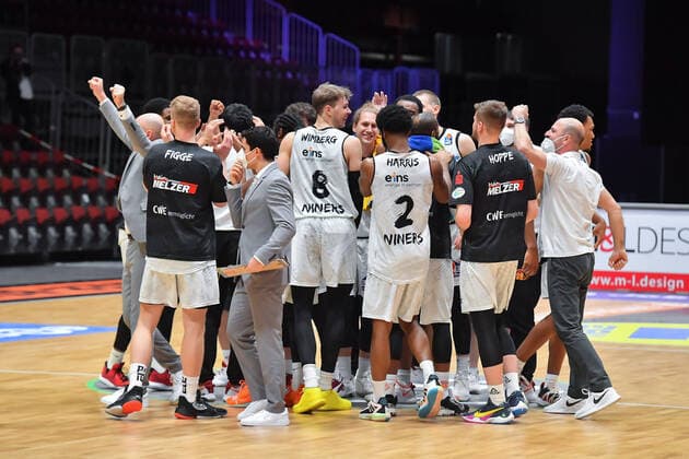 Chemnitz, Deutschland 12. Februar 2021: BBL - 2020 2021 - Niners Chemnitz vs. Brose Bamberg Jubel der Spieler von den Niners Chemnitz nach dem 85:82 Sieg Copyright: xFotostandx xDostmannx