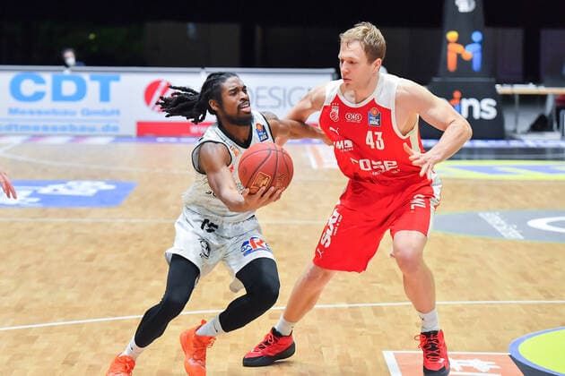 Chemnitz, Deutschland 12. Februar 2021: BBL - 2020 2021 - Niners Chemnitz vs. Brose Bamberg v. li. im Zweikampf Marcus Thornton (Chemnitz), Christian Sengfelder (Bamberg), Copyright: xFotostandx xDostmannx