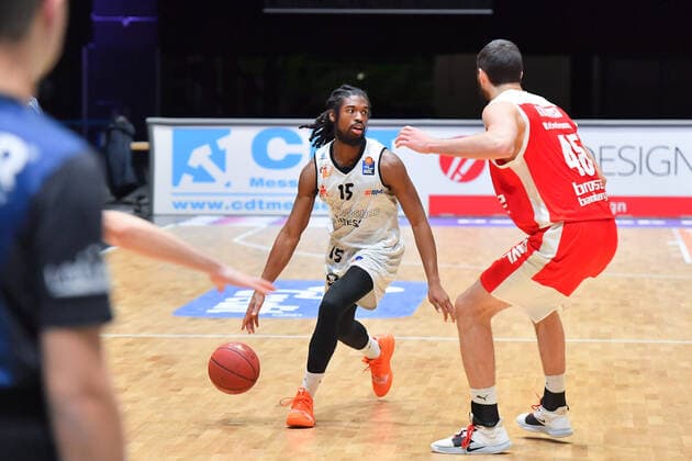 Chemnitz, Deutschland 12. Februar 2021: BBL - 2020 2021 - Niners Chemnitz vs. Brose Bamberg v. li. im Zweikampf Marcus Thornton (Chemnitz), David Kravish (Bamberg), Copyright: xFotostandx xDostmannx