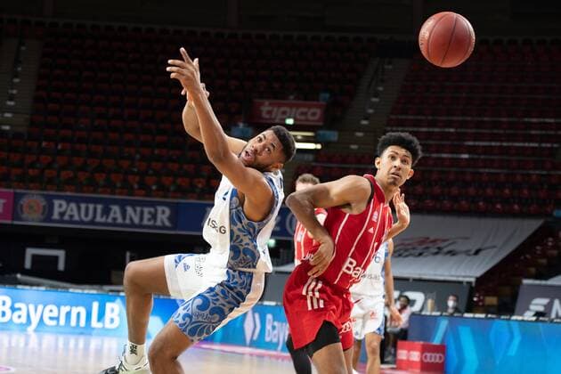 Marco Voeller 33 (Fraport Skyliner), Jason George 1 (FC Bayern), FC Bayern Basketball vs. Fraport Skyliners, BBL, 12.02.2021 Muenchen Bayern Deutschland