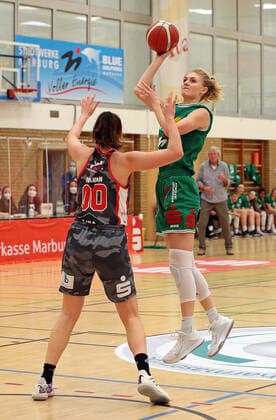 12.02.2021, xovx, Basketball Damen, DBBL, 1. Bundesliga, BC Pharmaserv Marburg - TSV 1880 Wasserburg v.l. , Margearet Mulligan (TSV 1880 Wasserburg), Hanna Crymble (BC Pharmaserv Marburg) Marburg Sporthalle Georg-Gaßmann-Stadion Hessen Deutschland (DE)