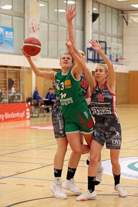 12.02.2021, xovx, Basketball Damen, DBBL, 1. Bundesliga, BC Pharmaserv Marburg - TSV 1880 Wasserburg v.l. Alexandra Wilke (BC Pharmaserv Marburg), Anne Zipser (TSV 1880 Wasserburg), Sophie Perner (TSV 1880 Wasserburg) Marburg Sporthalle Georg-Gaßmann-Stadion Hessen Deutschland (DE)