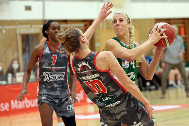 12.02.2021, xovx, Basketball Damen, DBBL, 1. Bundesliga, BC Pharmaserv Marburg - TSV 1880 Wasserburg v.l. Morgan Pullins (TSV 1880 Wasserburg), Elisa Hebecker (TSV 1880 Wasserburg), Marie Bertholdt (BC Pharmaserv Marburg) Marburg Sporthalle Georg-Gaßmann-Stadion Hessen Deutschland (DE)
