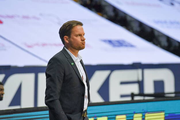 GER, Basketball, EWE Baskets Oldenburg vs JobStairs Giessen 46ers 12.02.2021, EWE Arena, Oldenburg, GER, easy Credit-BBL, EWE Baskets Oldenburg vs JobStairs Giessen 46ers, im Bild Rolf SCHOLZ (Jobstairs Giessen 46ers Headcoach )