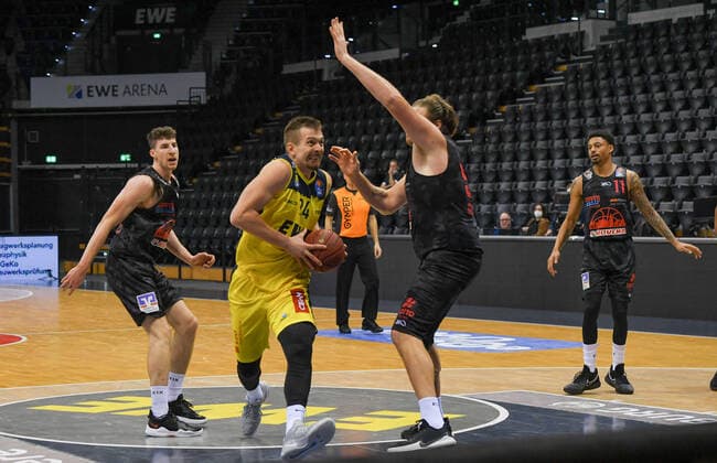 GER, Basketball, EWE Baskets Oldenburg vs JobStairs Giessen 46ers 12.02.2021, EWE Arena, Oldenburg, GER, easy Credit-BBL, EWE Baskets Oldenburg vs JobStairs Giessen 46ers, im Bild Rasid MAHALBASIC (EWE Baskets Oldenburg 24 ) John BRYANT (Jobstairs Giessen 46ers 54 )