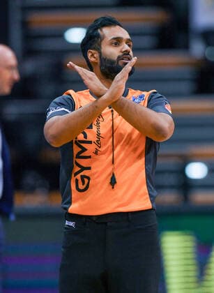 GER, Basketball, EWE Baskets Oldenburg vs JobStairs Giessen 46ers 12.02.2021, EWE Arena, Oldenburg, GER, easy Credit-BBL, EWE Baskets Oldenburg vs JobStairs Giessen 46ers, im Bild Wechsel Radeesh KATTUR ( Schiedrichter DBB )