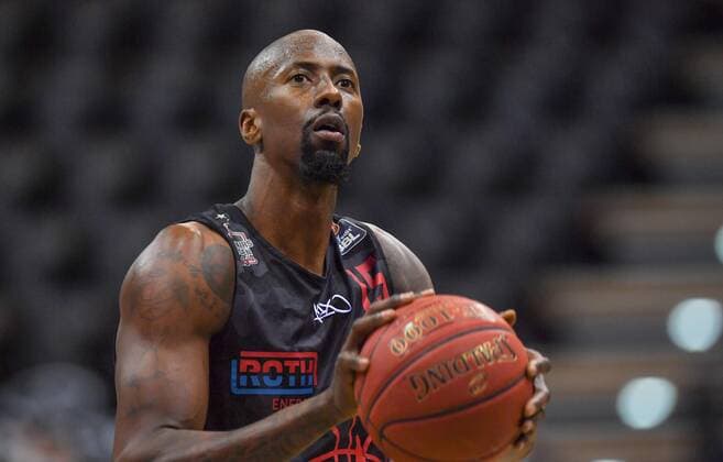 GER, Basketball, EWE Baskets Oldenburg vs JobStairs Giessen 46ers 12.02.2021, EWE Arena, Oldenburg, GER, easy Credit-BBL, EWE Baskets Oldenburg vs JobStairs Giessen 46ers, im Bild beim Freiwurf Brandon BOWMAN (Jobstairs Giessen 46ers 15 )