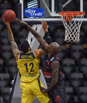 GER, Basketball, EWE Baskets Oldenburg vs JobStairs Giessen 46ers 12.02.2021, EWE Arena, Oldenburg, GER, easy Credit-BBL, EWE Baskets Oldenburg vs JobStairs Giessen 46ers, im Bild Martin BREUNING (EWE Baskets Oldenburg 12 ) vs Brandon BOWMAN (Jobstairs Giessen 46ers 15 )