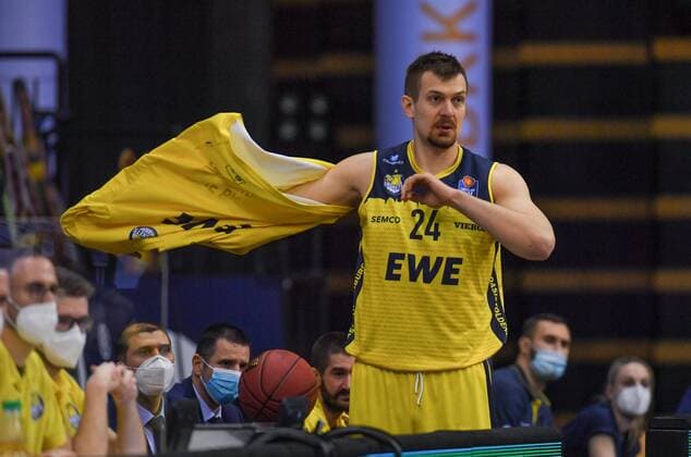 GER, Basketball, EWE Baskets Oldenburg vs JobStairs Giessen 46ers 12.02.2021, EWE Arena, Oldenburg, GER, easy Credit-BBL, EWE Baskets Oldenburg vs JobStairs Giessen 46ers, im Bild aus dem Trikot auf das Feld Rasid MAHALBASIC (EWE Baskets Oldenburg 24 )