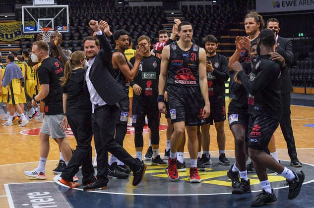 GER, Basketball, EWE Baskets Oldenburg vs JobStairs Giessen 46ers 12.02.2021, EWE Arena, Oldenburg, GER, easy Credit-BBL, EWE Baskets Oldenburg vs JobStairs Giessen 46ers, im Bild Jubel nach dem Sieg Rolf SCHOLZ (Jobstairs Giessen 46ers Headcoach ) Diante GARRETT (Jobstairs Giessen 46ers 11 ) Brandon BOWMAN (Jobstairs Giessen 46ers 15 ) Scottie JAMES Jr. (Jobstairs Giessen 46ers 31 ) Tim UHLEMANN (Jobstairs Giessen 46ers 10 ) John BRYANT (Jobstairs Giessen 46ers 54 ) Alen PJANIC (Jobstairs Giessen 46ers 8 ) Brandon THOMAS (Jobstairs Giessen 46ers 33 ) Jonathan STARK (Jobstairs Giessen 46ers 1 ) Steven WRIEDT (Jobstairs Giessen 46ers Assistant-Coach )