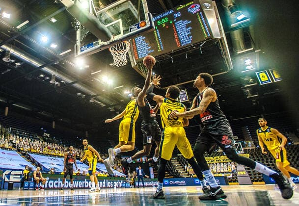 GER, Basketball, EWE Baskets Oldenburg vs JobStairs Giessen 46ers 12.02.2021, EWE Arena, Oldenburg, GER, easy Credit-BBL, EWE Baskets Oldenburg vs JobStairs Giessen 46ers, im Bild Isaac Brandon HAMILTON (Jobstairs Giessen 46ers 2 ) Braydon HOBBS (EWE Baskets Oldenburg 3 ) Phil PRESSEY (EWE Baskets Oldenburg 25 ) Diante GARRETT (Jobstairs Giessen 46ers 11 )